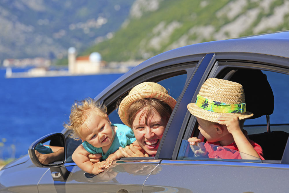 На море с детьми на машине. На автомобиле с детьми на море. Машина для путешествий семьей. Малыши едут на море. Едем на море с детьми.
